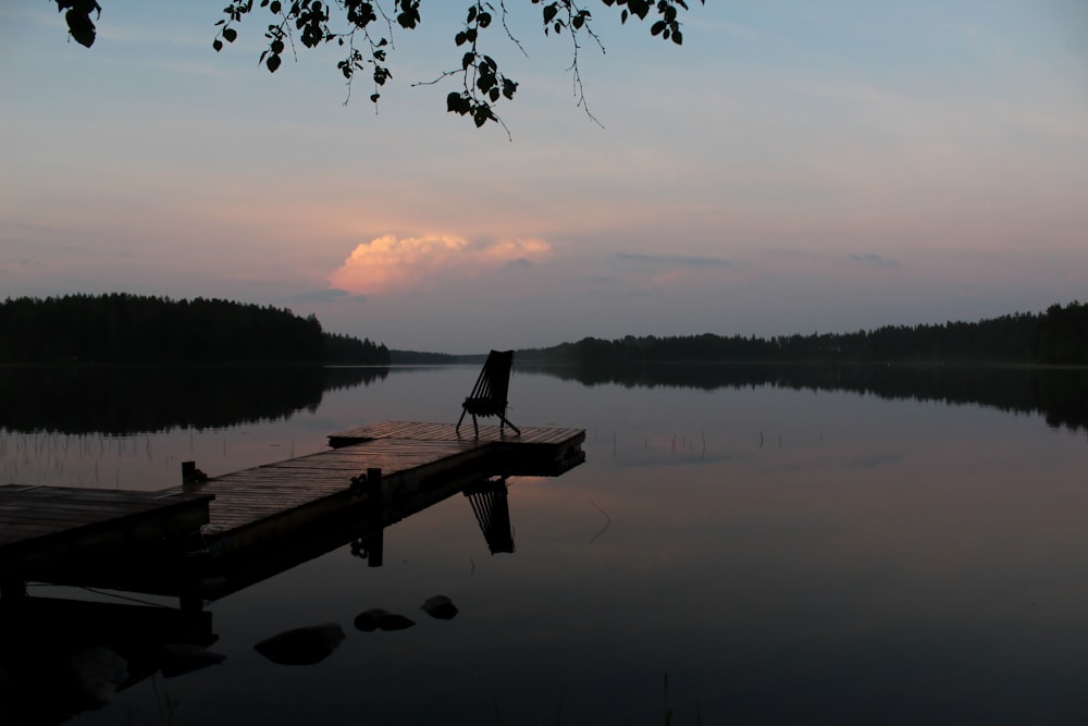 Braune Holzbank am Dock bei Sonnenuntergang