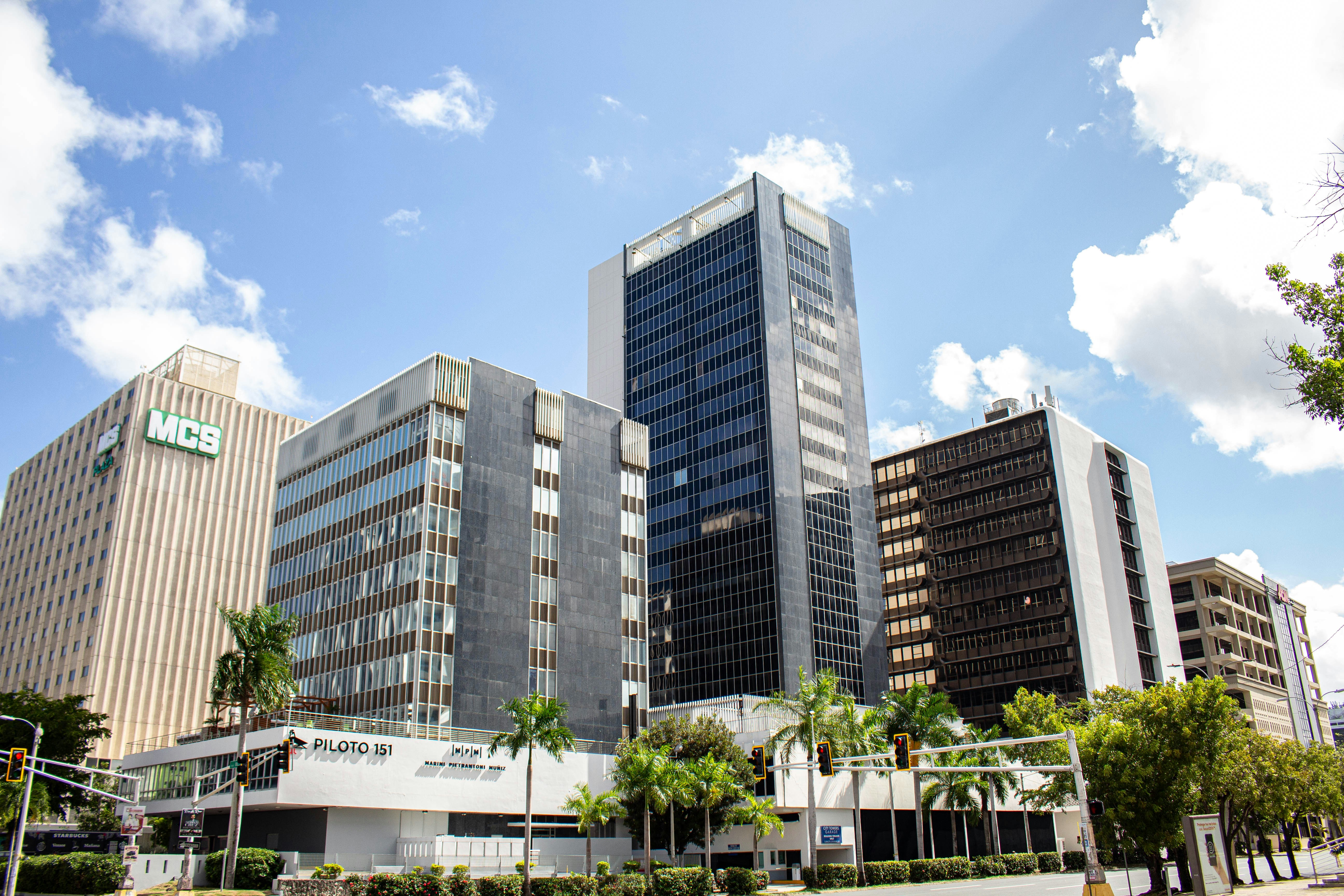 Edificio de hormigón blanco y marrón bajo el cielo azul durante el día