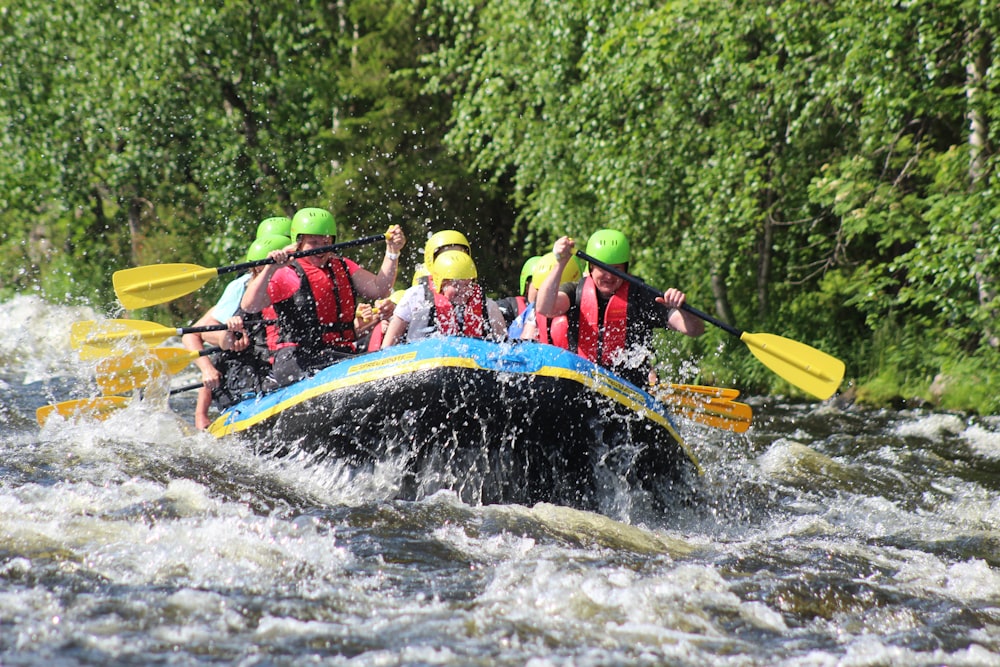 Personas que montan en kayak rojo en el río durante el día