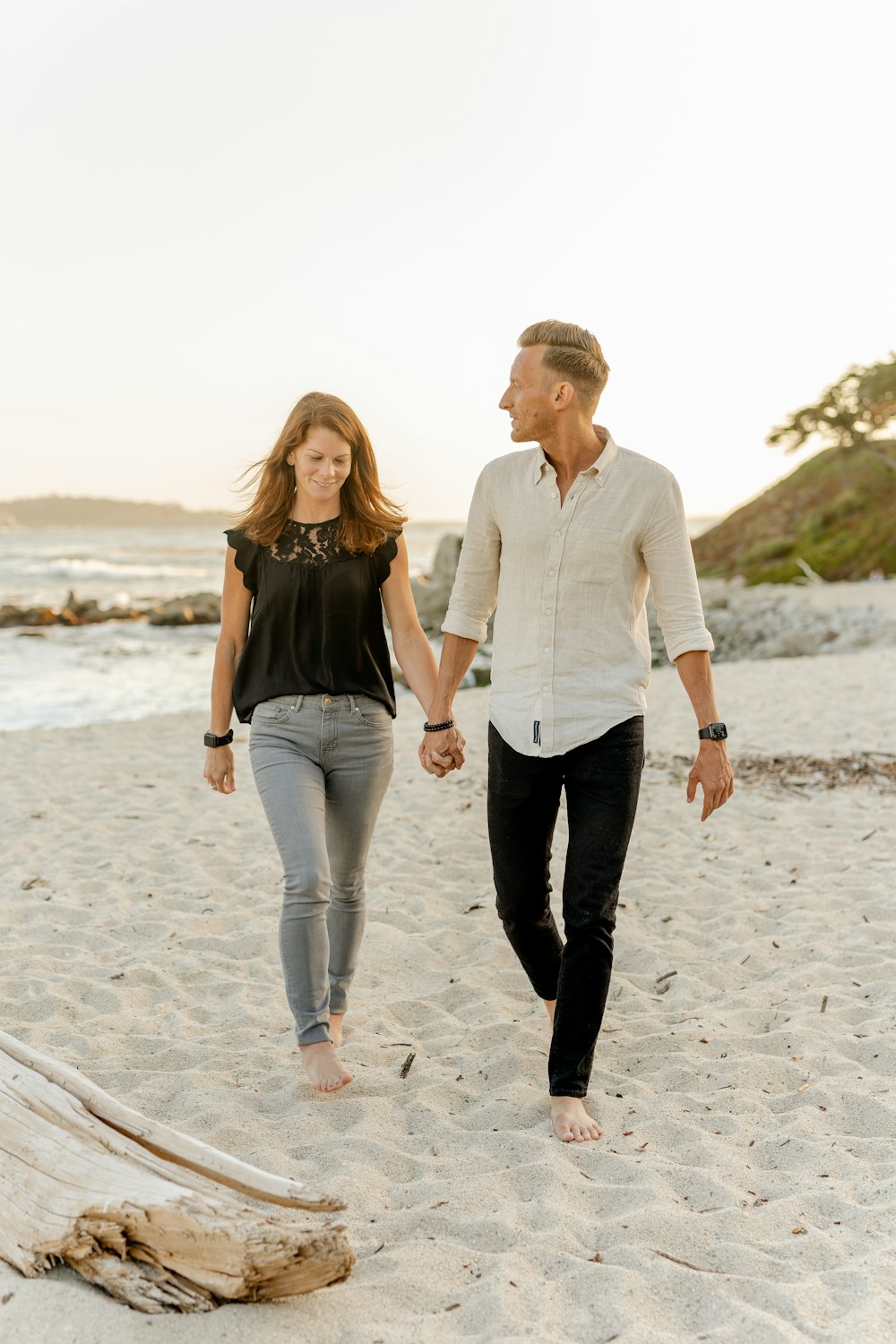 Mann und Frau stehen tagsüber am Strand