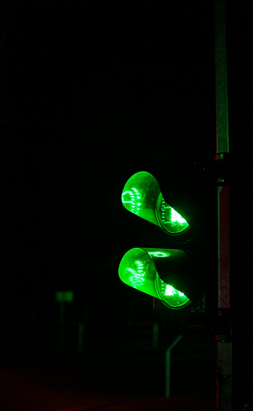 green light traffic light turned on during nighttime