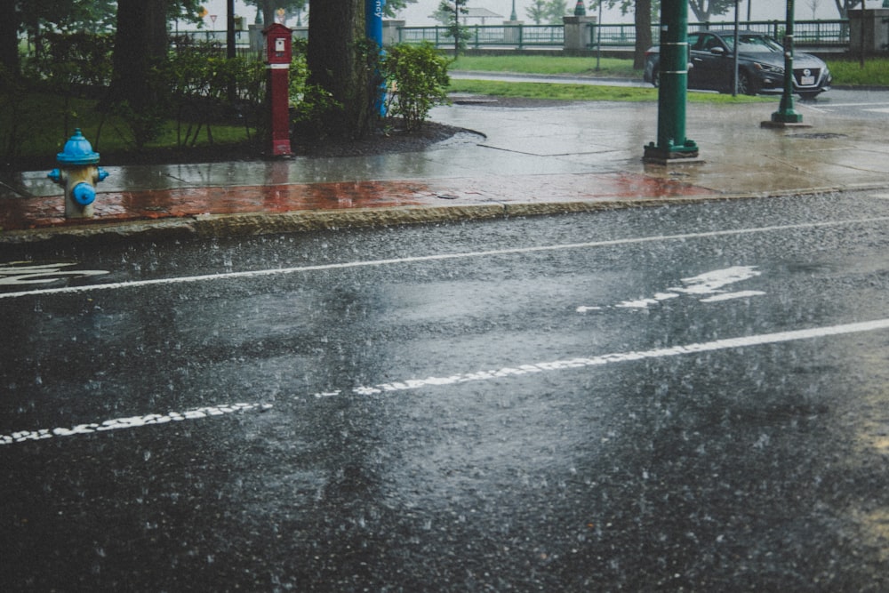 Carretera de hormigón gris sin coches durante el día