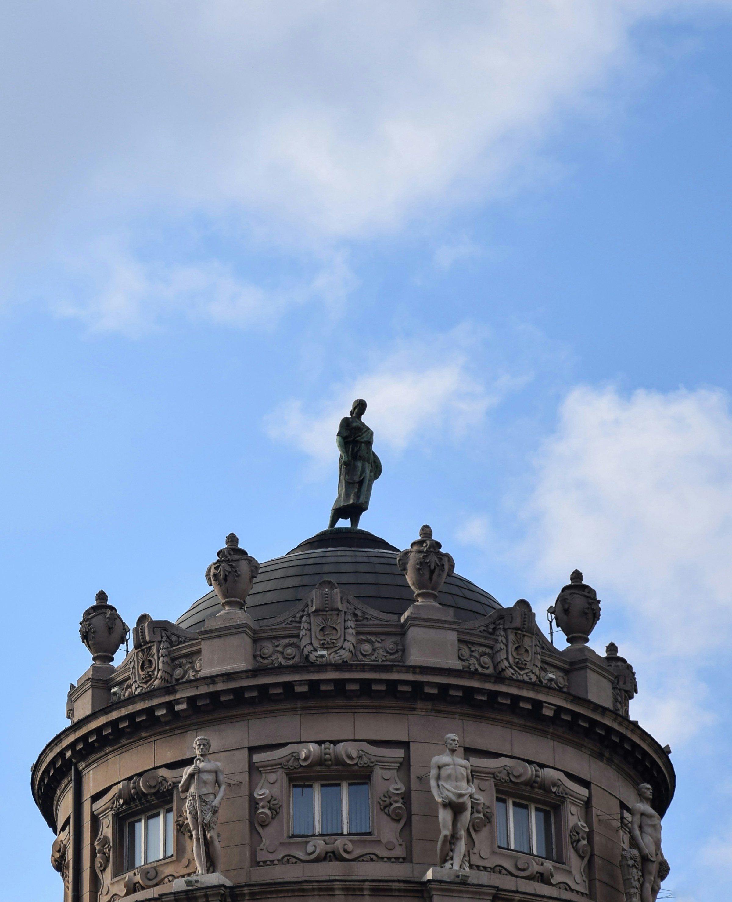 Schwarzes Betongebäude unter blauem Himmel tagsüber