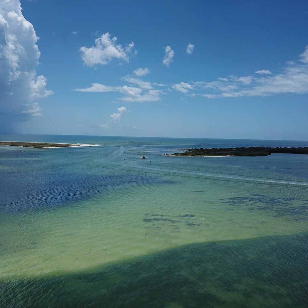 cielo azul y nubes blancas sobre el mar