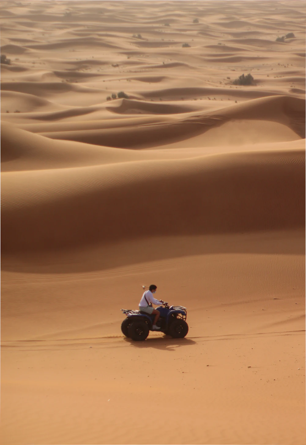 Pilote en véhicule tout-terrain dans le sable