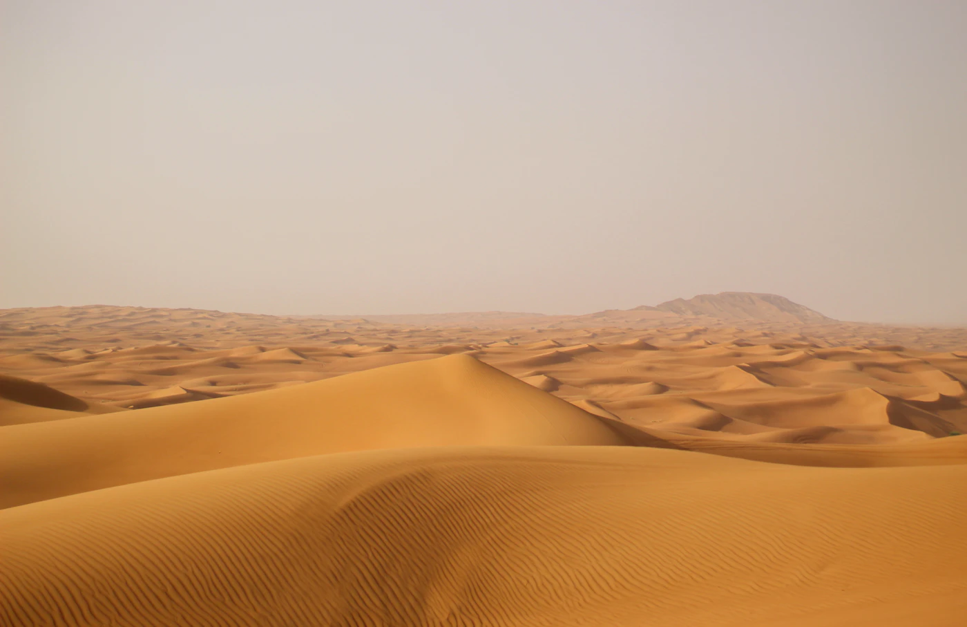 Dunas doradas del desierto de Dubái al atardecer, Emiratos Árabes Unidos