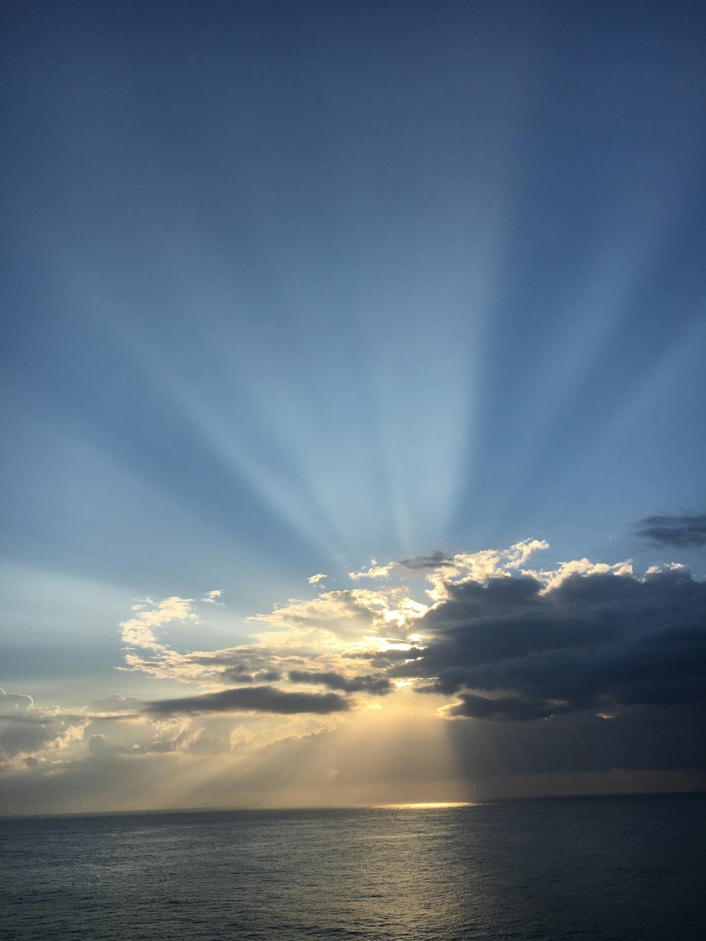 昼間の白い雲と青い空