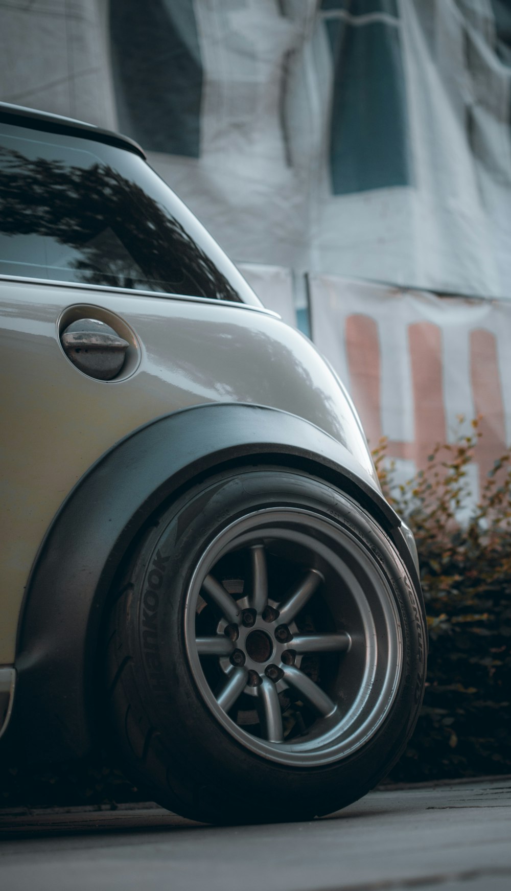 coche blanco con llanta negra