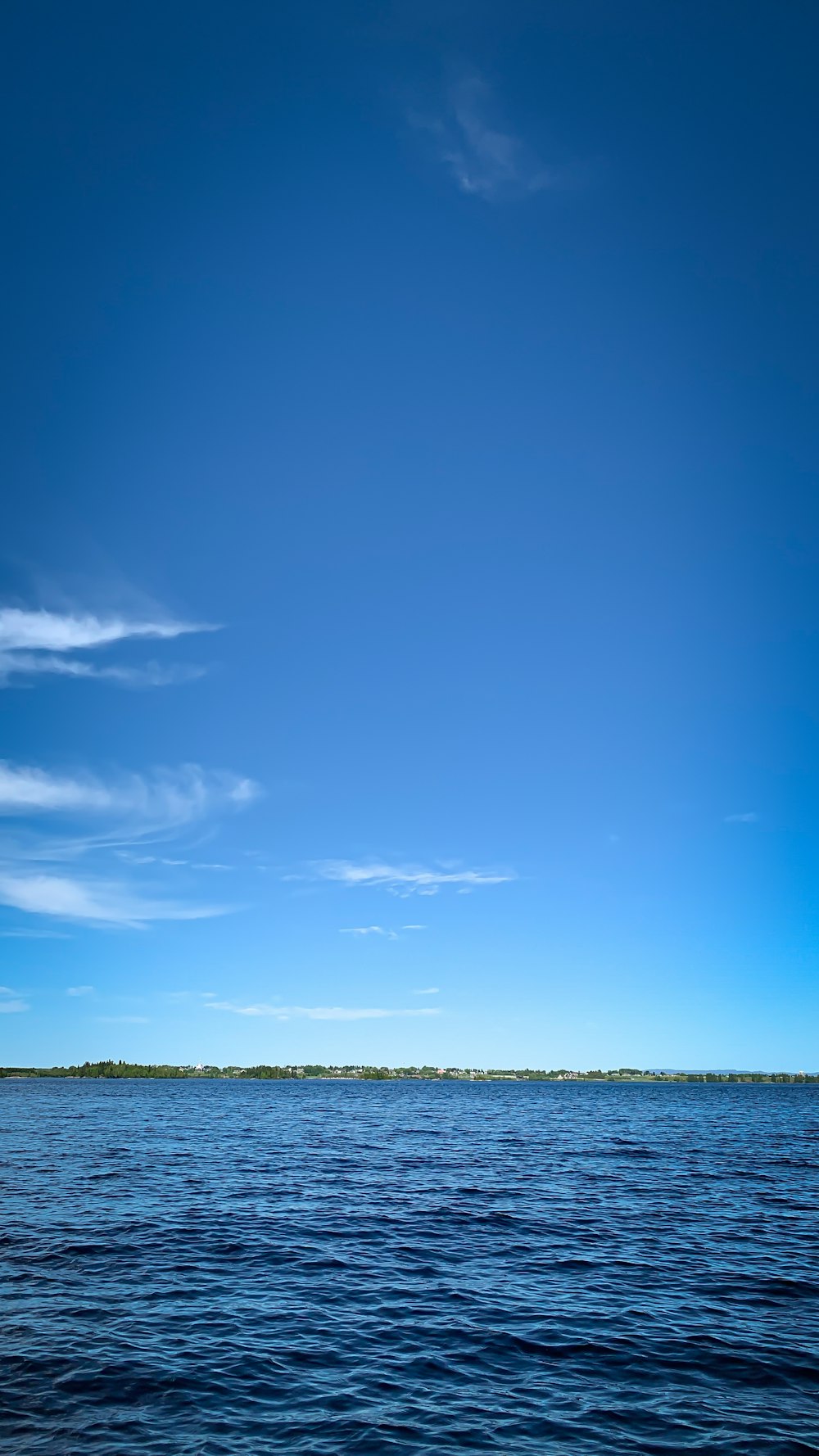 ciel bleu au-dessus de la mer