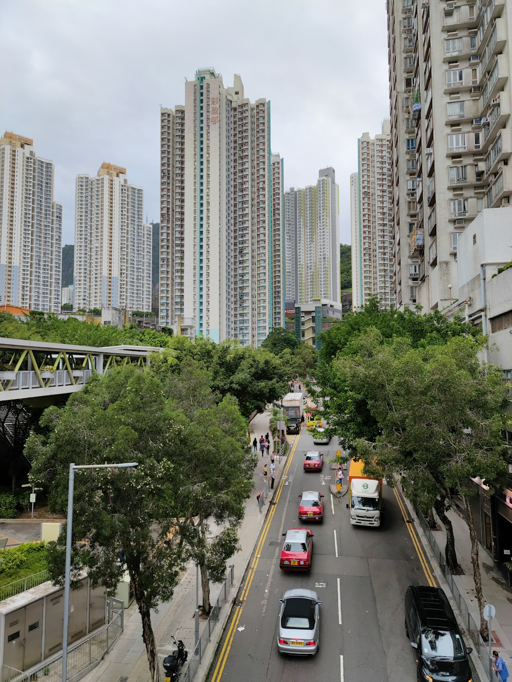 Coches en la carretera cerca de edificios de gran altura durante el día