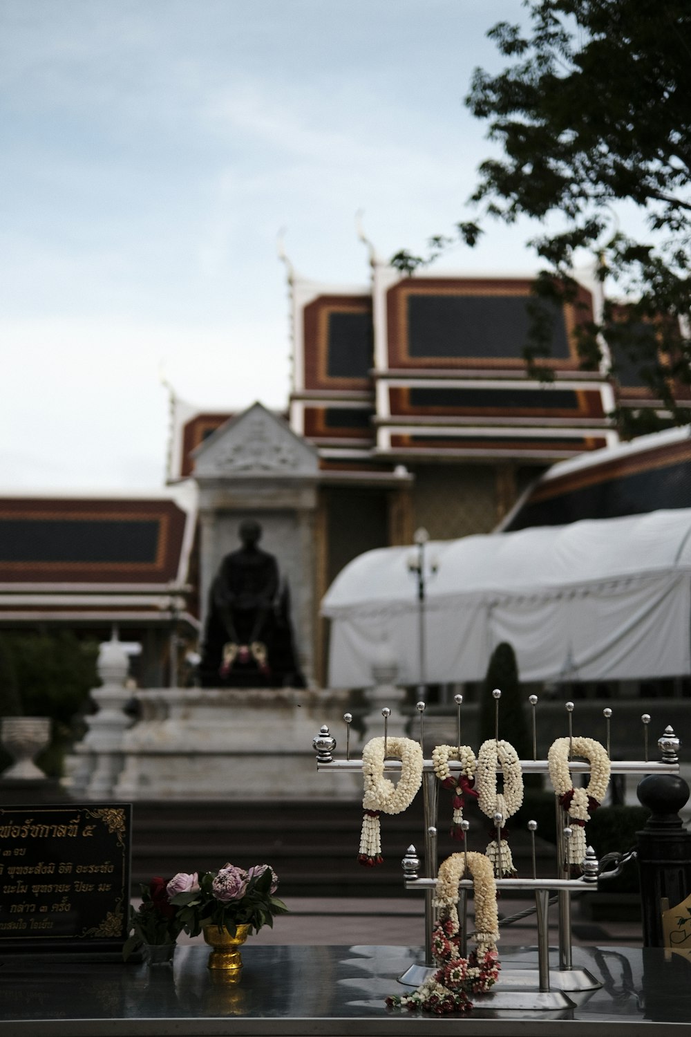 gold and black buddha statues