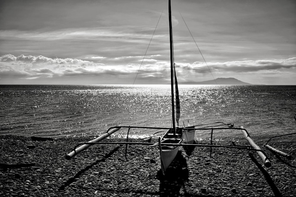Red de pesca en blanco y negro sobre arena gris durante el día