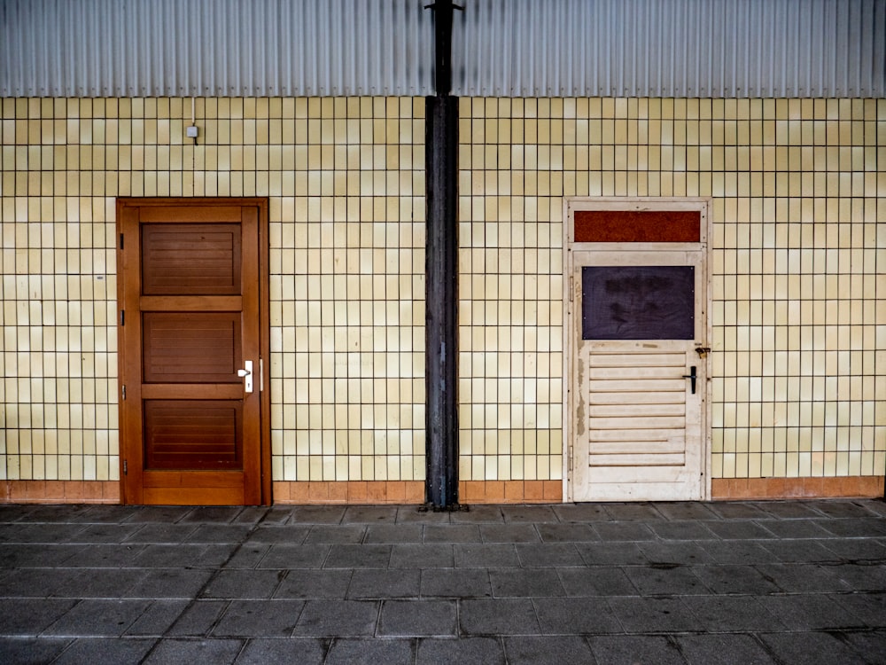 茶色の木製のドアの横にある茶色の木製のドア