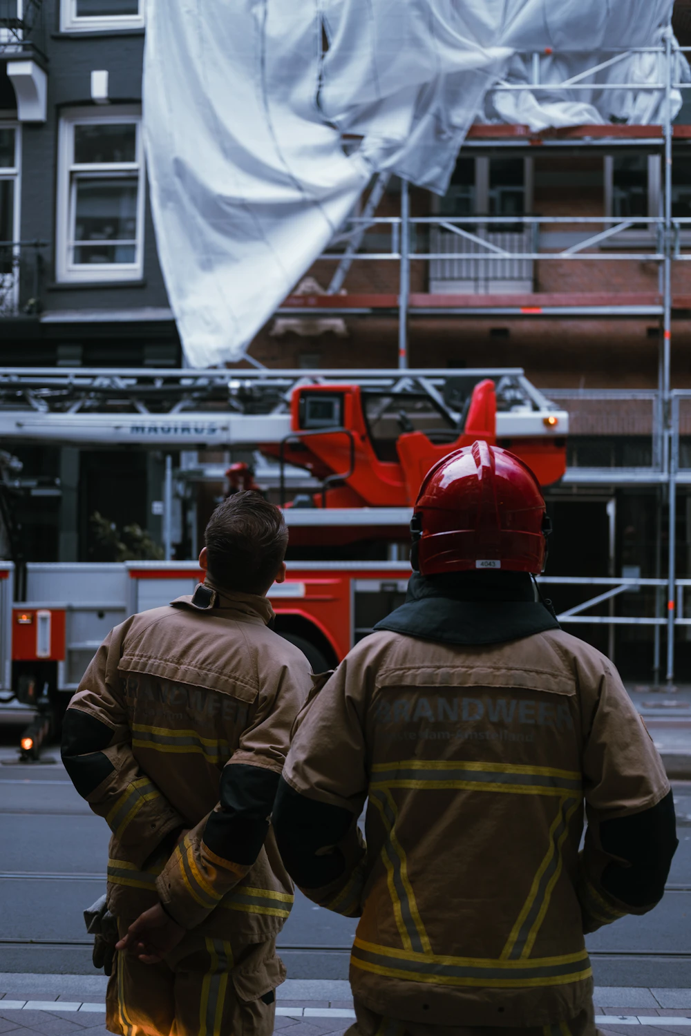 Brandweerploeg bij het voertuig