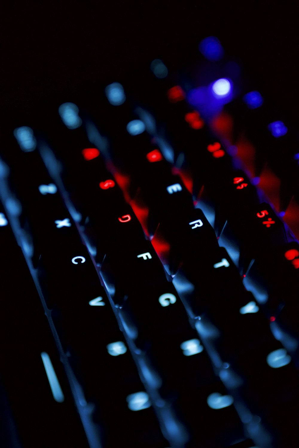 teclado de computador preto e roxo