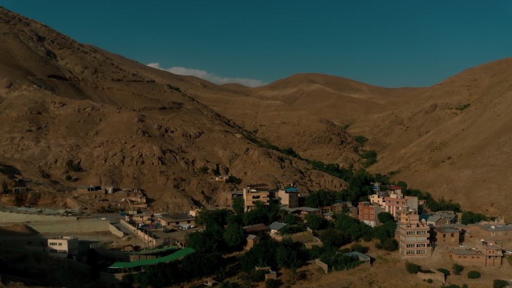 vista aérea da cidade perto da montanha durante o dia