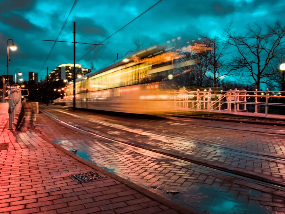 Fotografia time lapse del treno sulla strada ferroviaria durante la notte