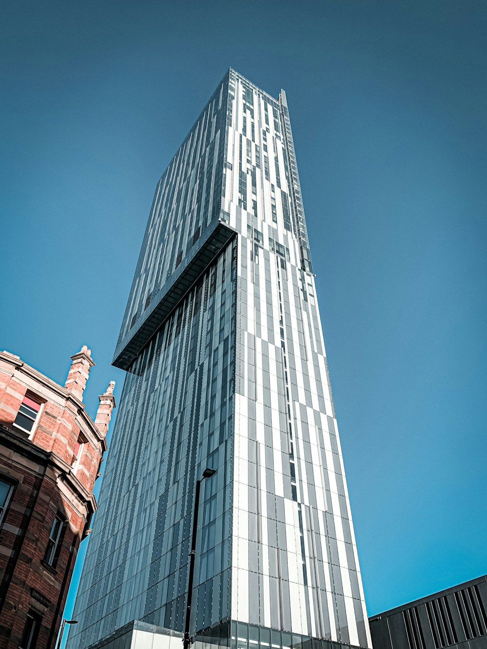 Edificio de hormigón gris bajo el cielo azul durante el día