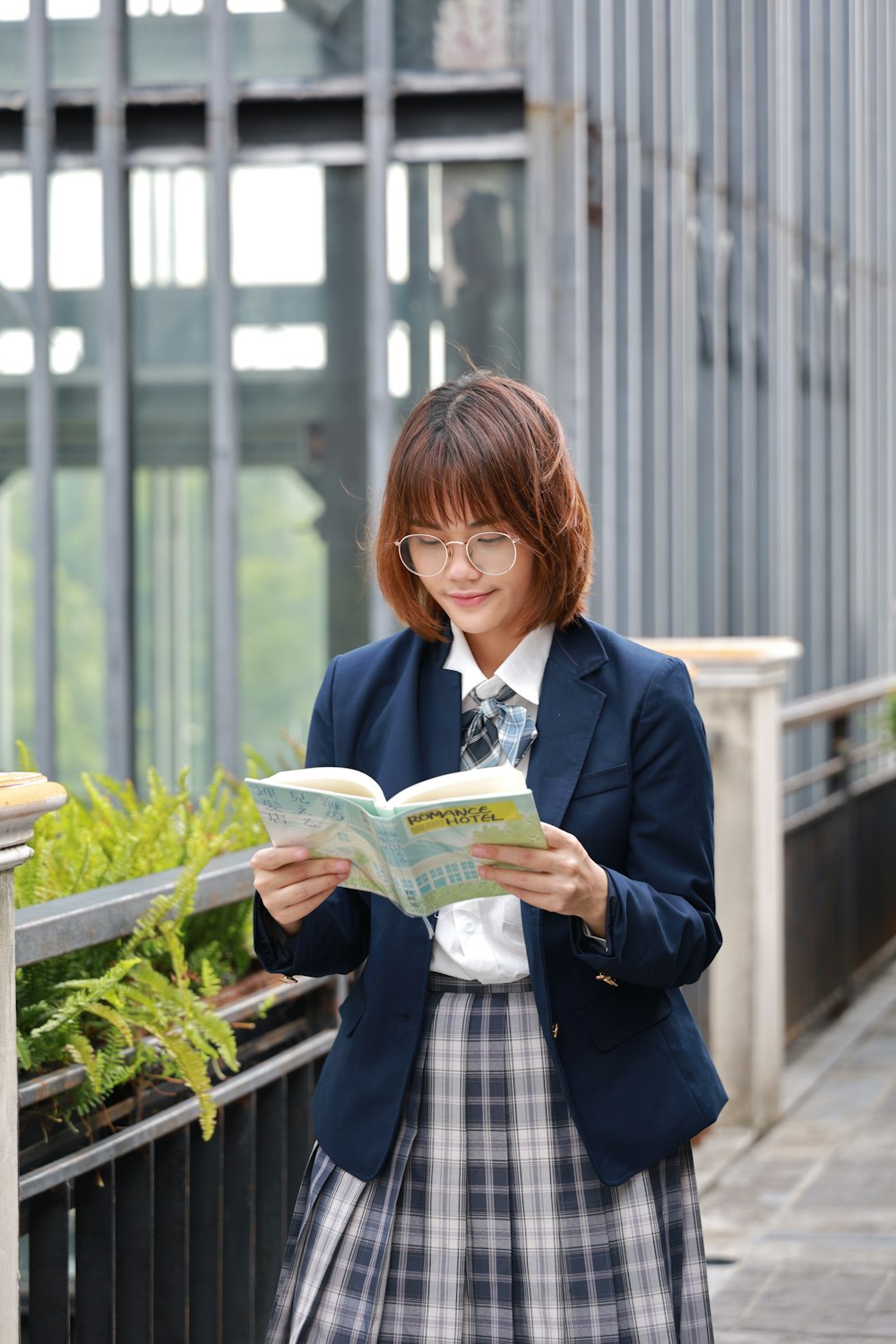 白いプラスチックパックを持つ青いブレザーの女性