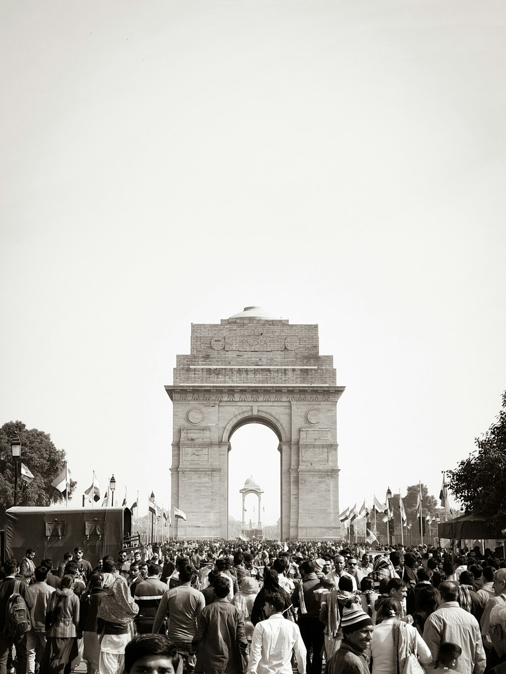 Personnes assises sur un banc près de l’Arc de Triomphe