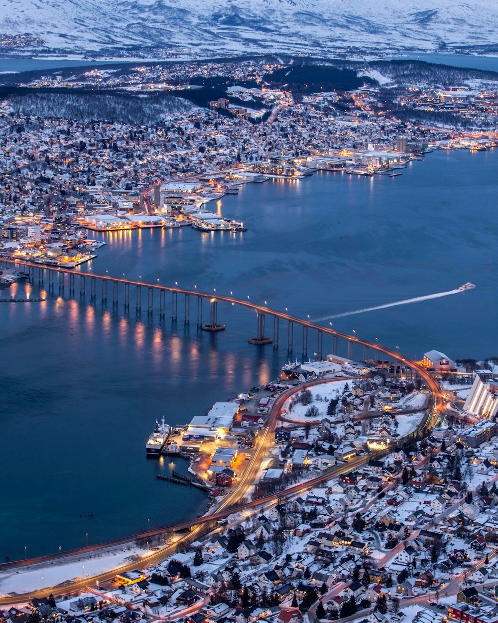 vista aérea da cidade durante a noite