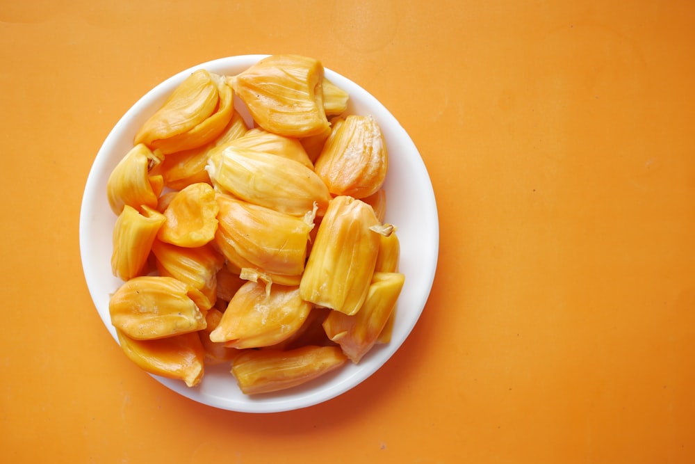 흰색 세라믹 그릇에 얇게 썬 노란색 과일
