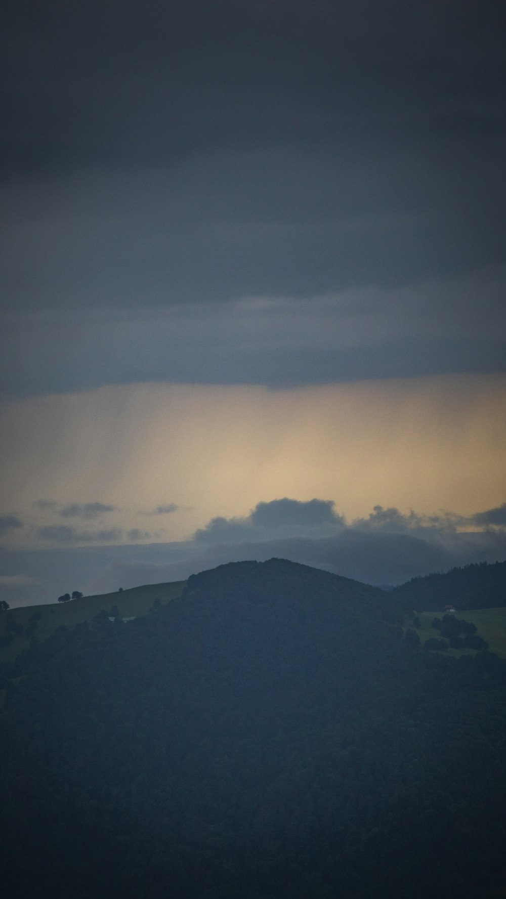 silhouette di montagne sotto nuvole bianche durante il giorno