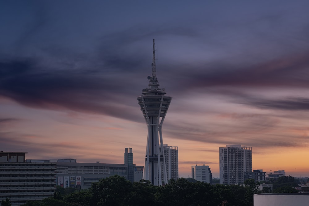 Torre de hormigón gris durante la puesta de sol