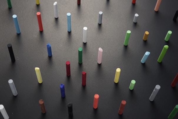 Verschiedenfarbige Kreide als Hinweis auf interkulturelle Trainings für Lehrkräfte und Schulen