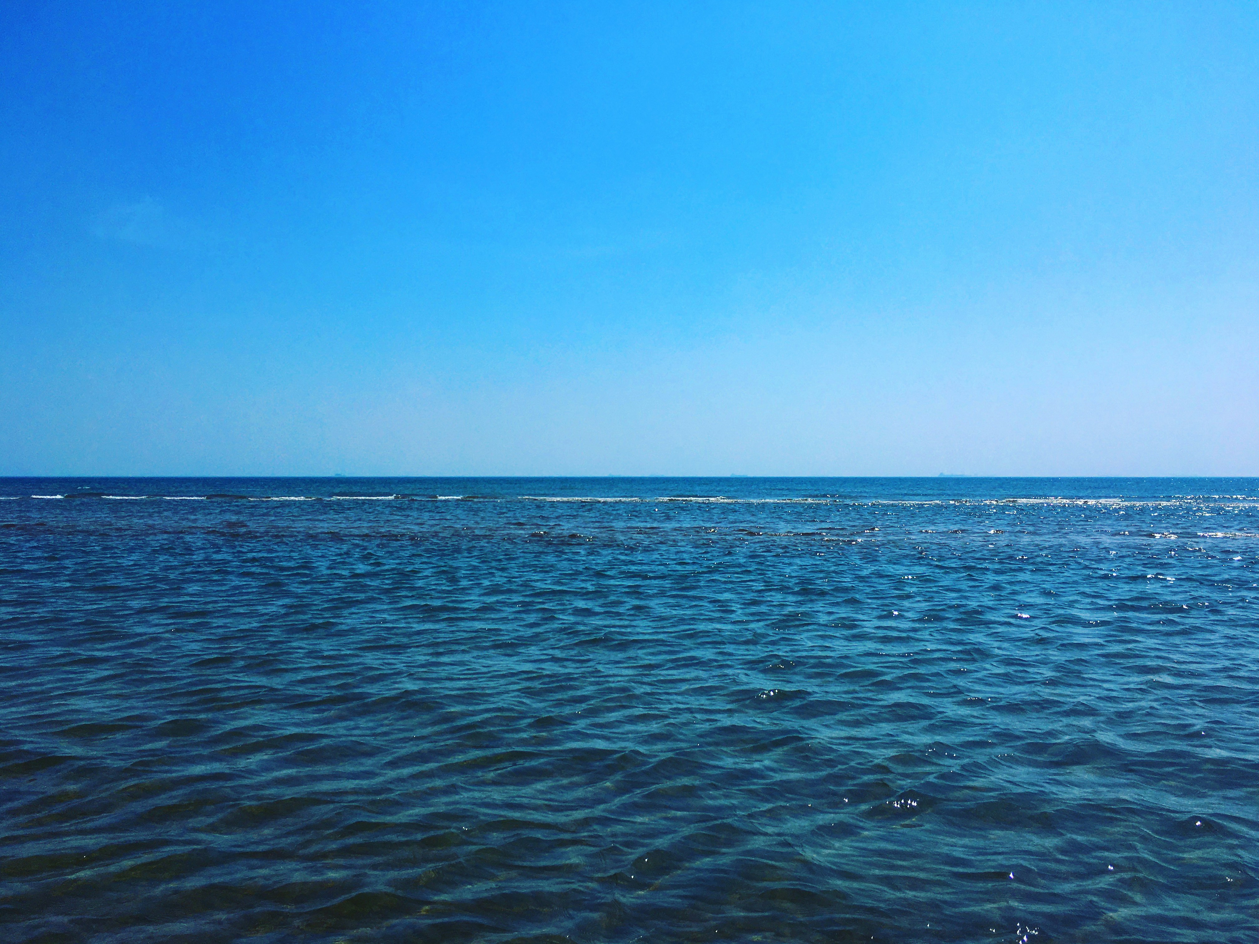 Blauer Ozean unter blauem Himmel tagsüber