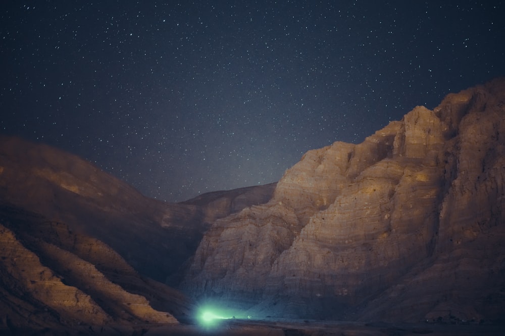 Montagna rocciosa marrone sotto il cielo blu durante la notte