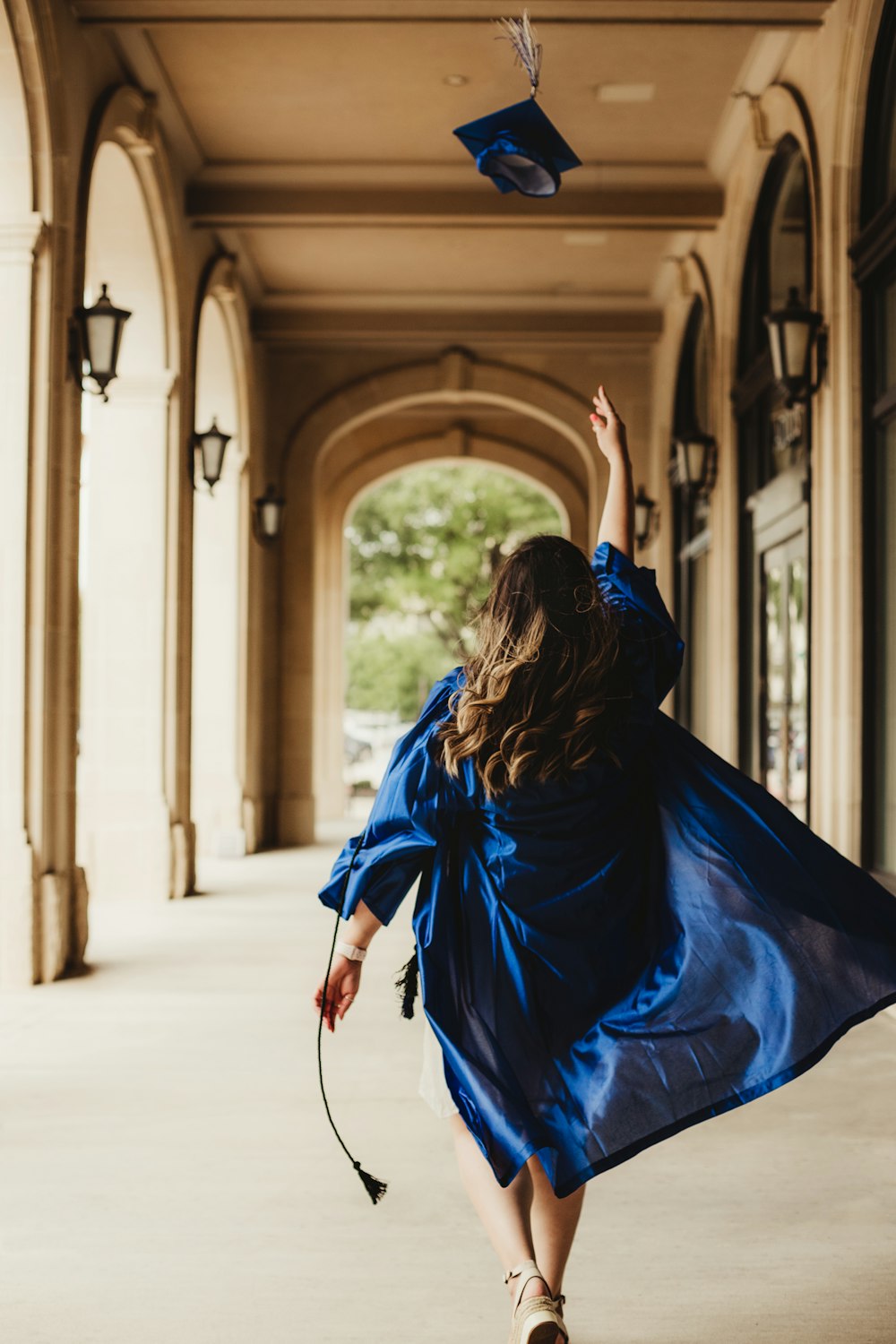 Mujer con vestido azul caminando por el pasillo