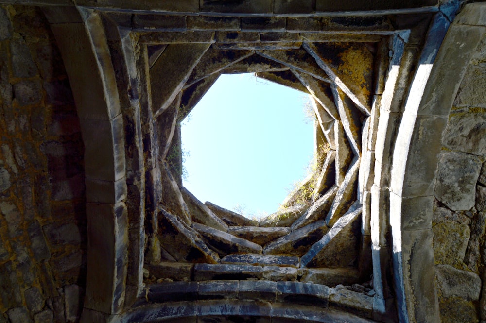 Arco de hormigón marrón durante el día