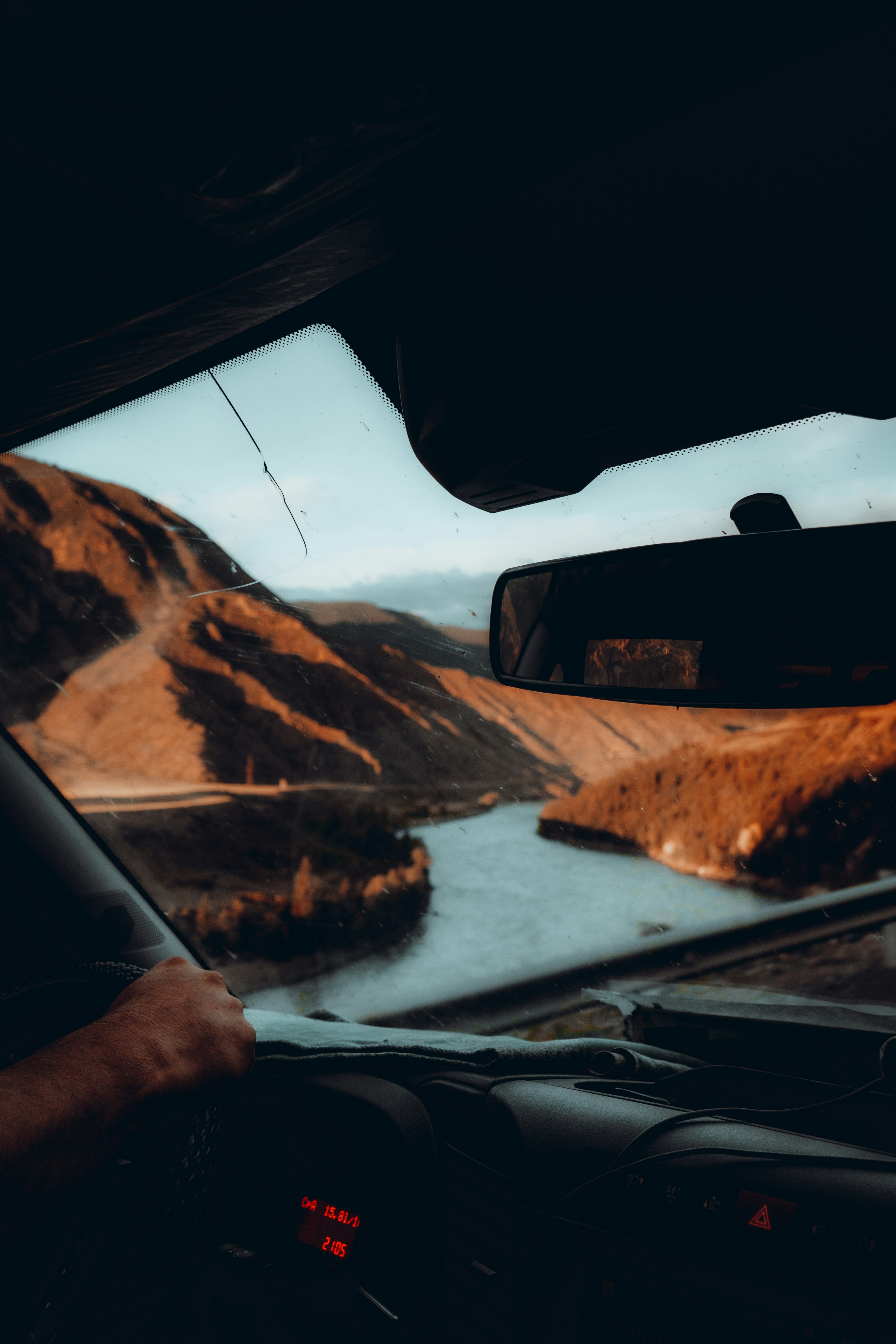 車の中で白いスマートフォンを持っている人