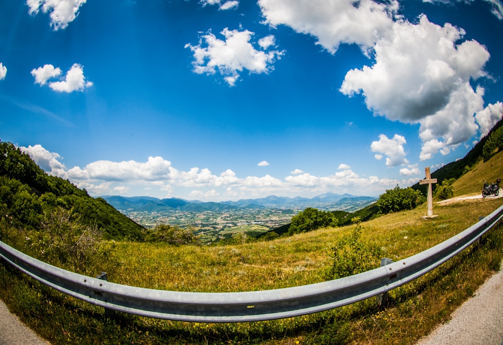 Champ d’herbe verte sous le ciel bleu pendant la journée