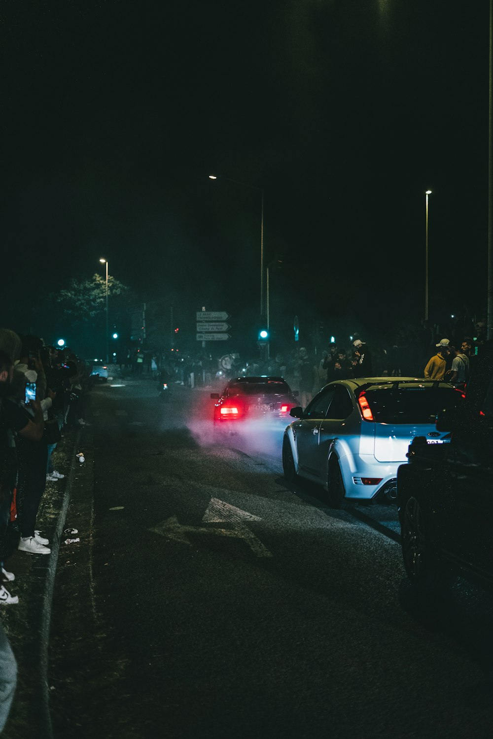 Autos auf der Straße während der Nachtzeit