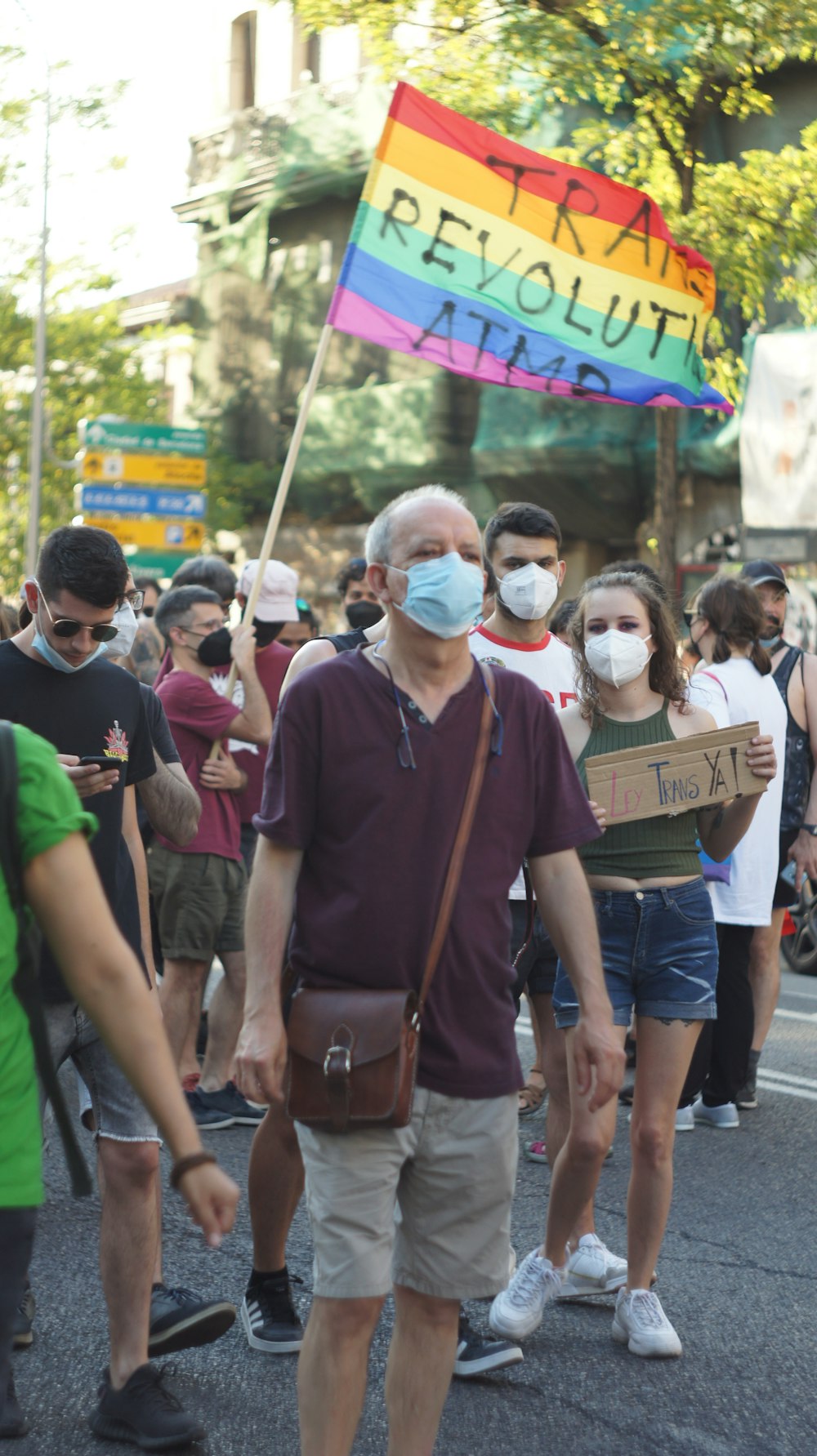 Personas que caminan por la calle durante el día