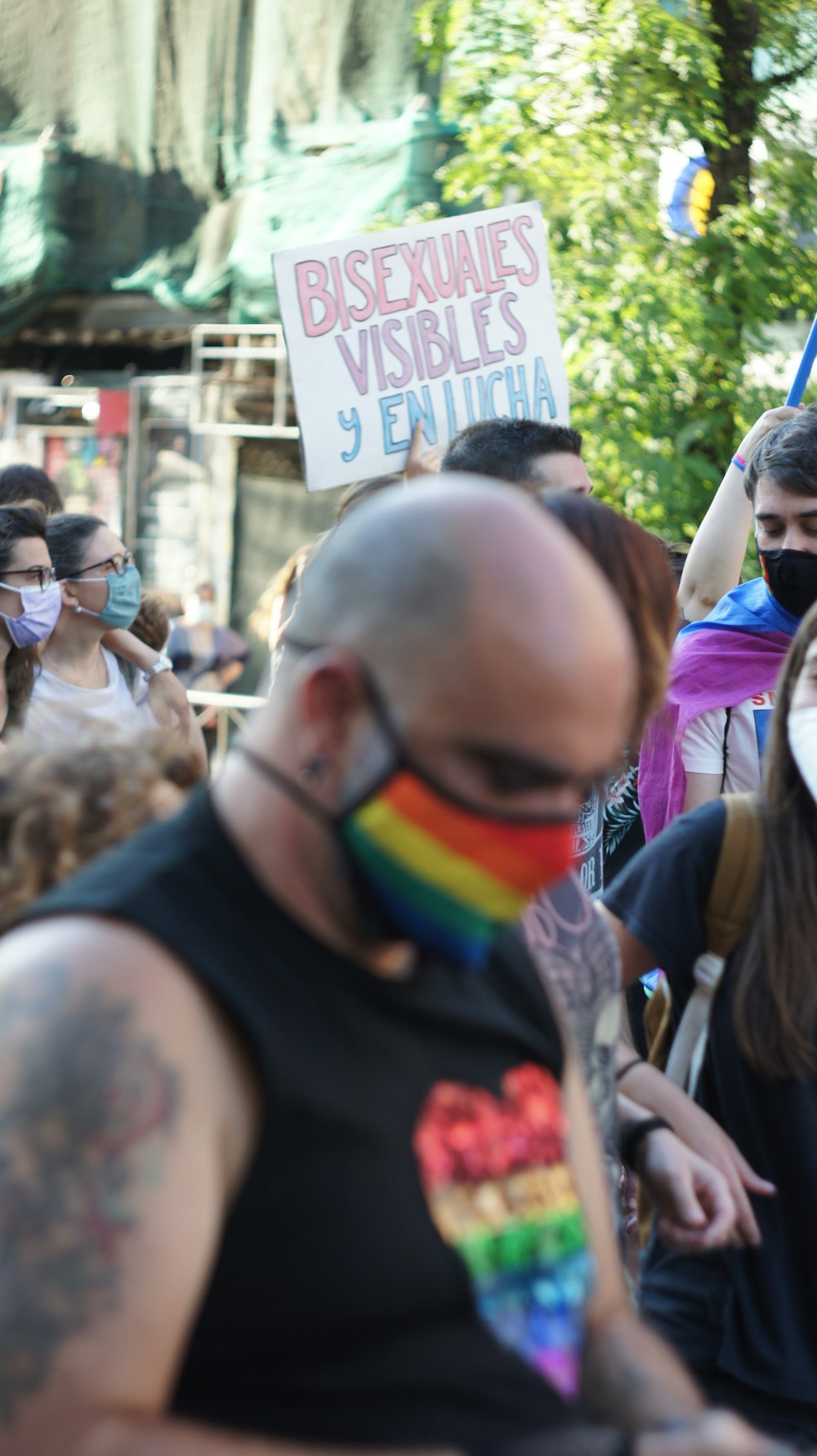 hombre con camiseta sin mangas negra con gafas de sol