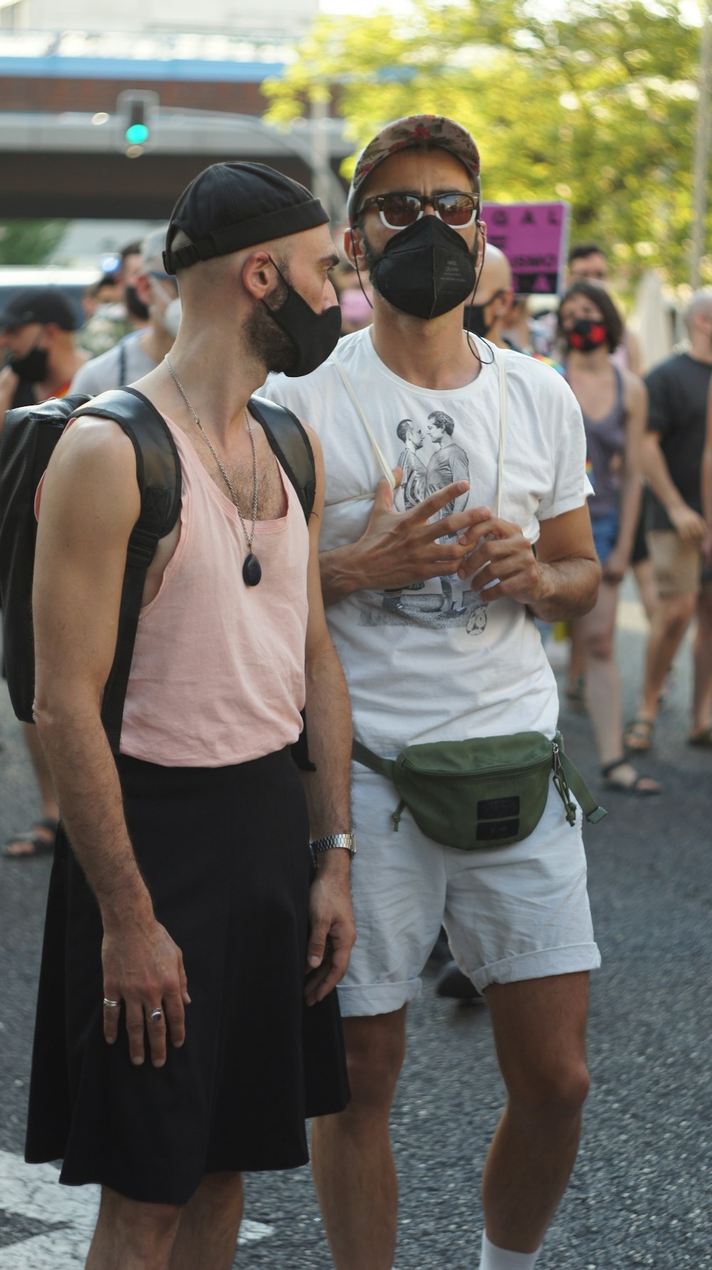 白いタンクトップと黒いタンクトップの男