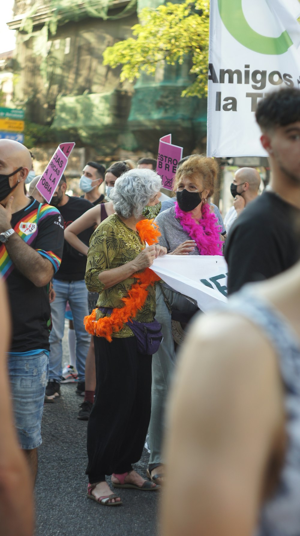 Personas paradas en la calle durante el día