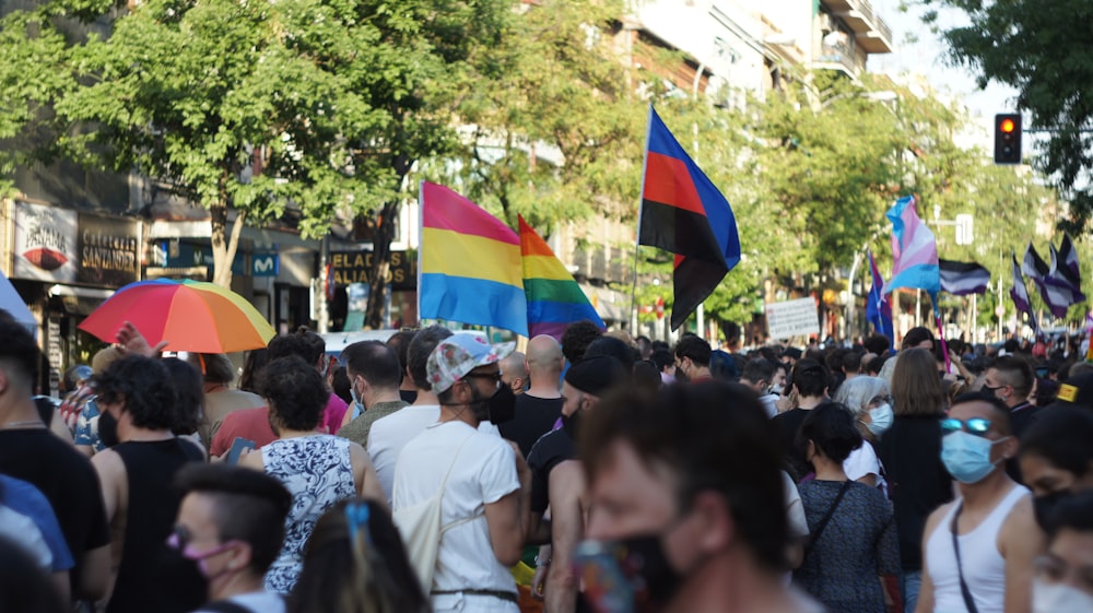 Menschen, die tagsüber auf der Straße spazieren gehen