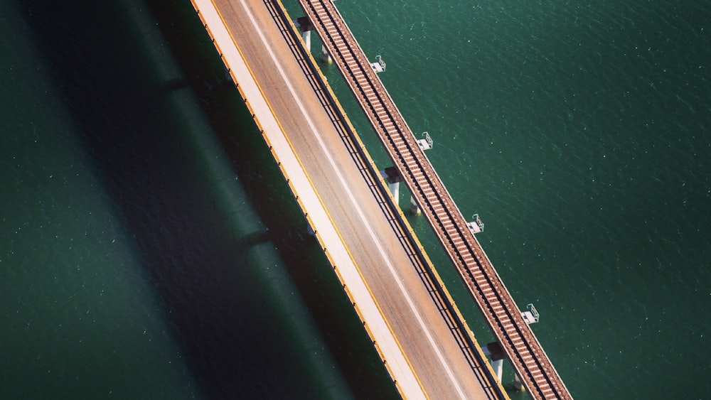 Vista aérea de la carretera al lado del cuerpo de agua durante el día