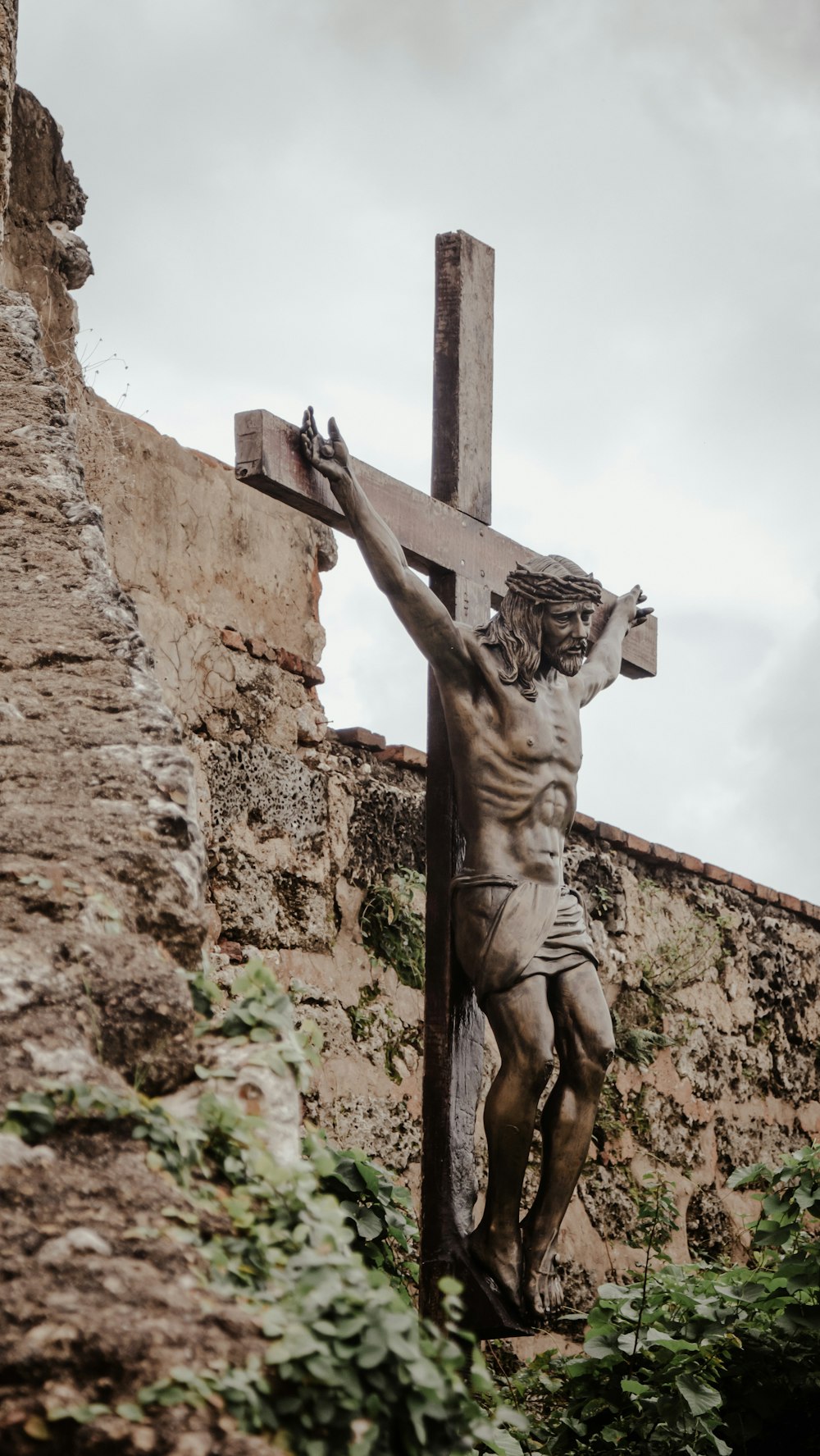 Statua dell'uomo in cemento marrone