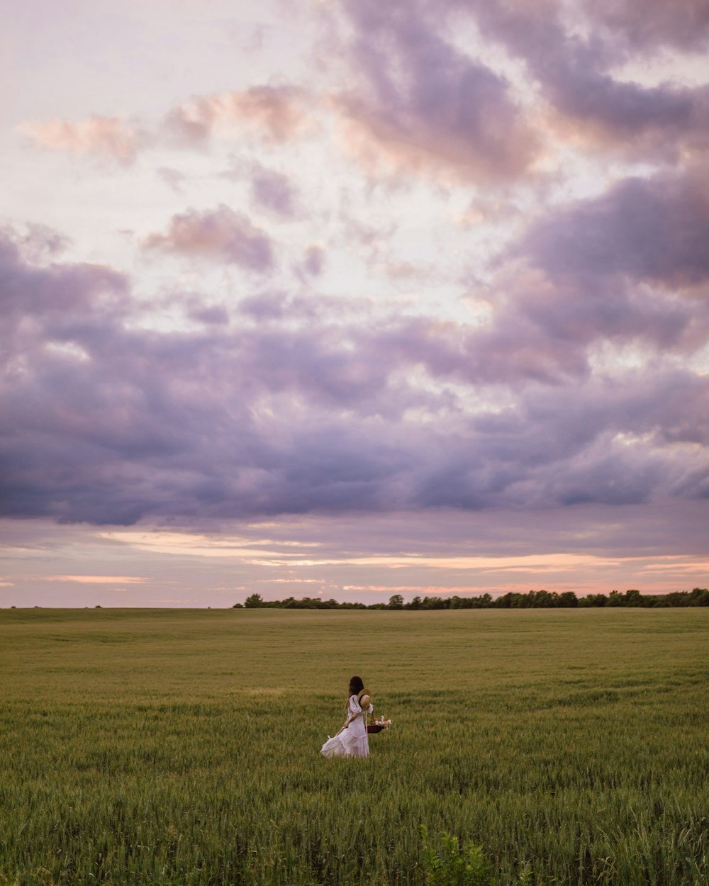 낮 동안 흐린 하늘 아래 푸른 잔디밭에 앉아 있는 남자와 여자
