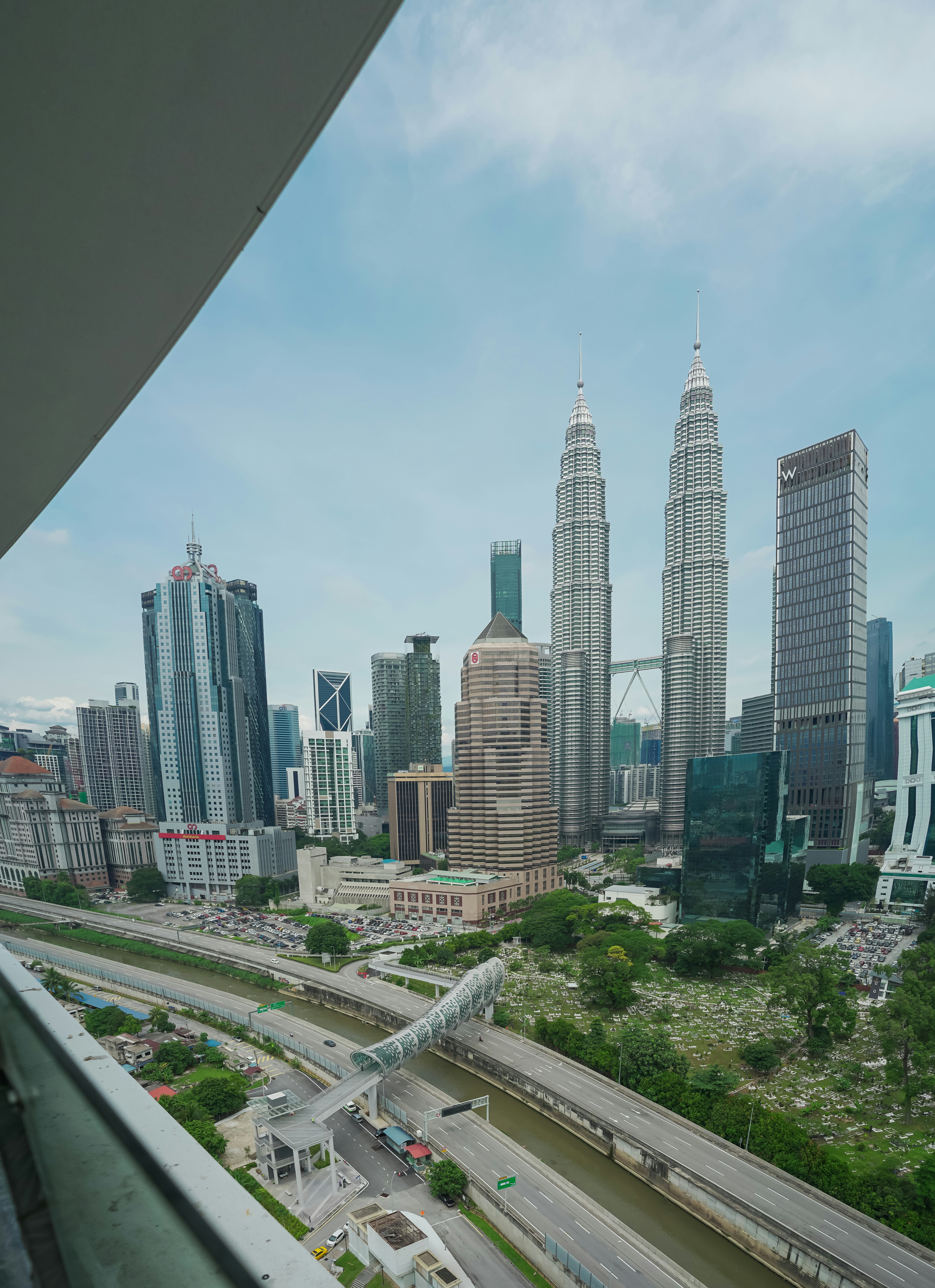 photo-1624760182290-41140eca6d0a?ixid=M3wxMjA3fDB8MXxzZWFyY2h8NHx8YnV5aW5nJTIwcHJvcGVydHklMjBtYWxheXNpYXxlbnwwfHx8fDE3Njg4MjAwNDB8MA\u0026ixlib=rb-4.1.0