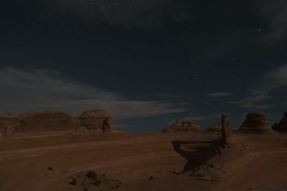 formazione rocciosa marrone sotto il cielo blu durante la notte