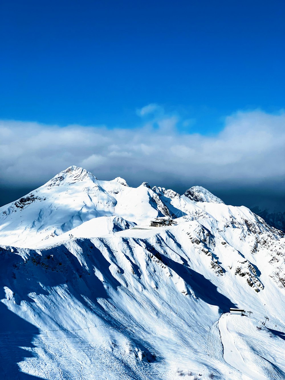 montagna coperta di neve sotto il cielo blu durante il giorno