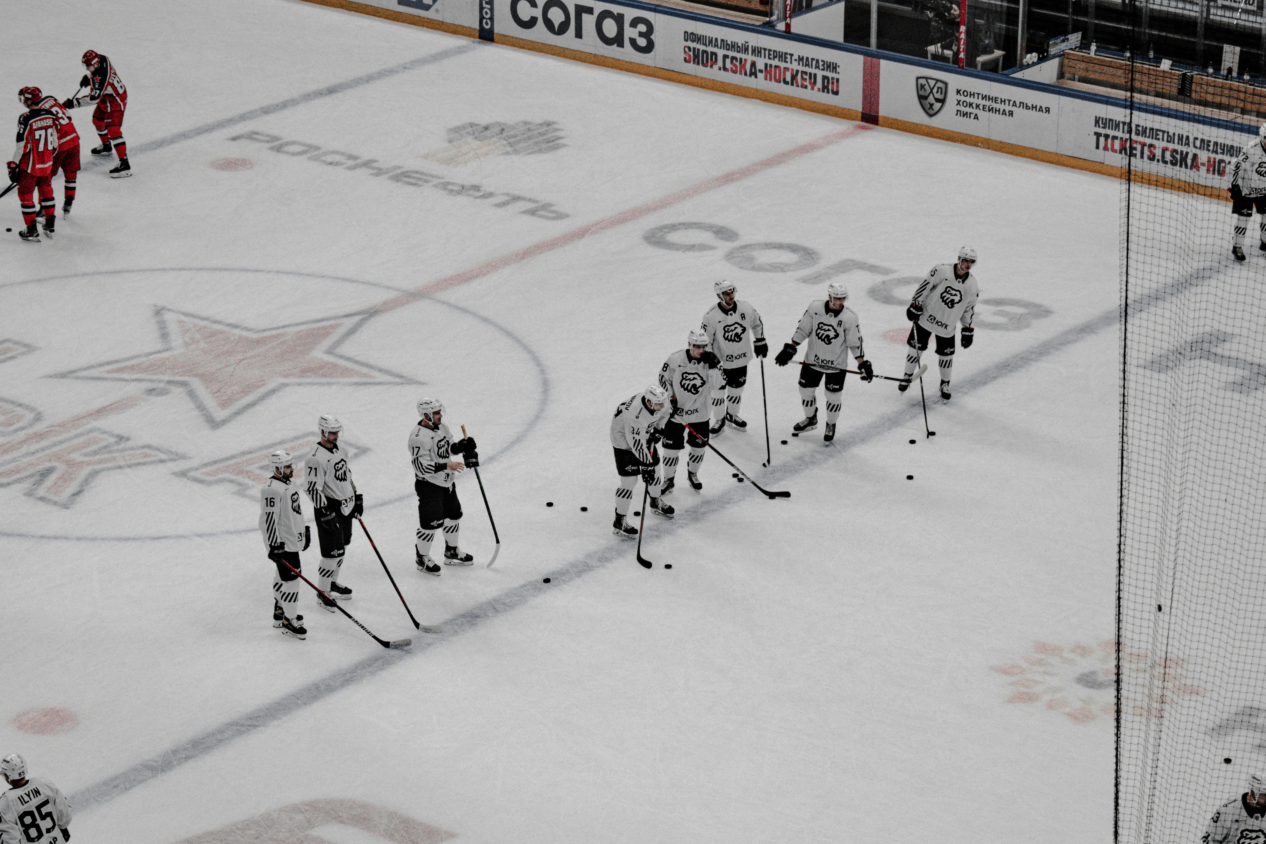 Детройт обменял Бучельникова и драфт-пики на Джастина Фолка