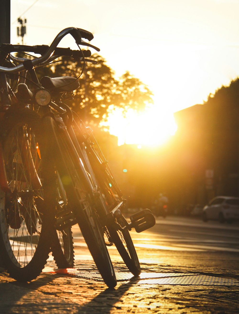 Motocicletta nera sulla strada durante il tramonto