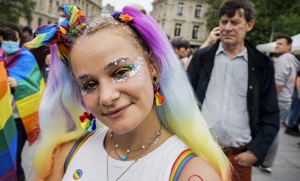 femme en débardeur blanc avec élastique à cheveux violet et jaune